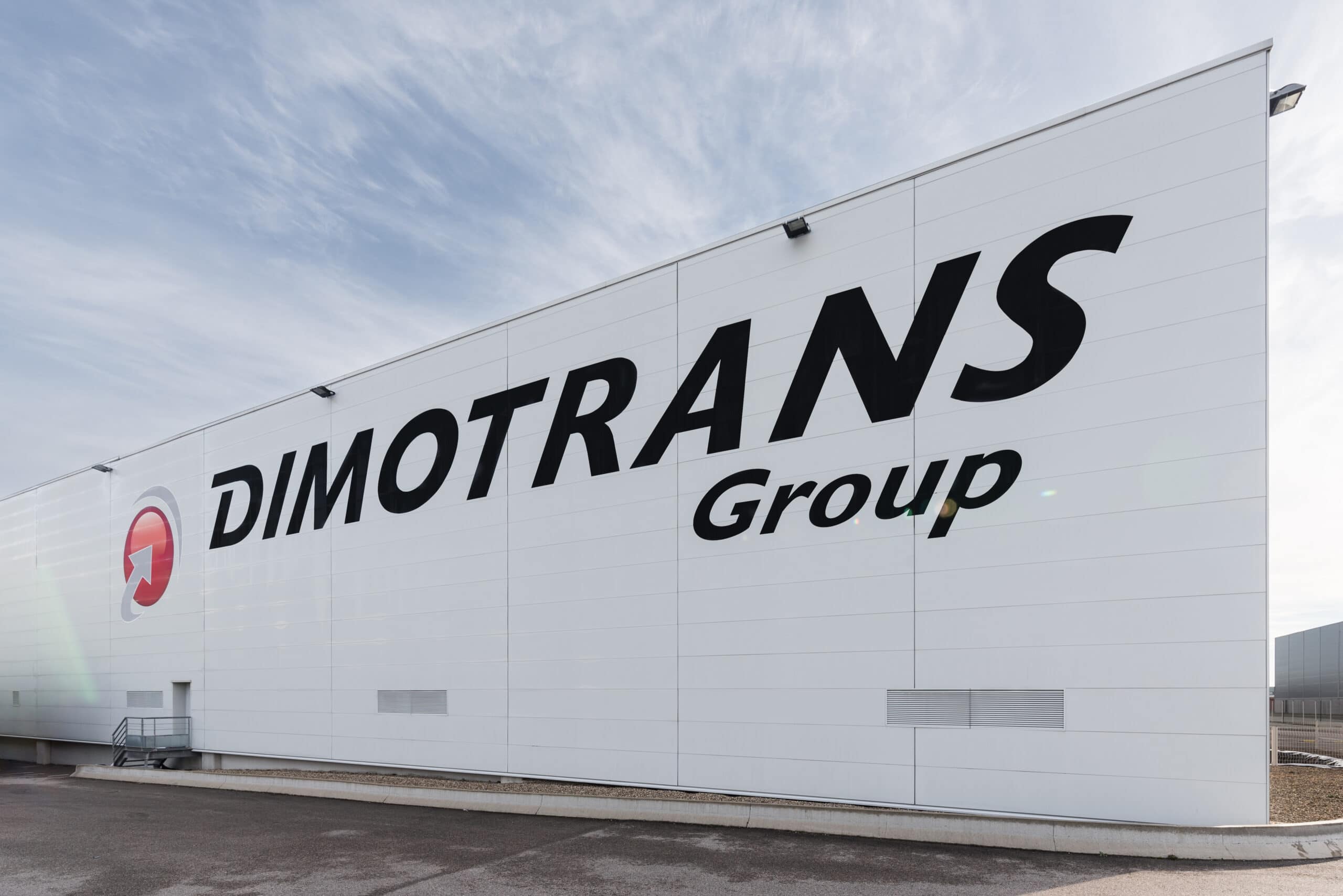 Logo Dimotrans Group sur bâtiment