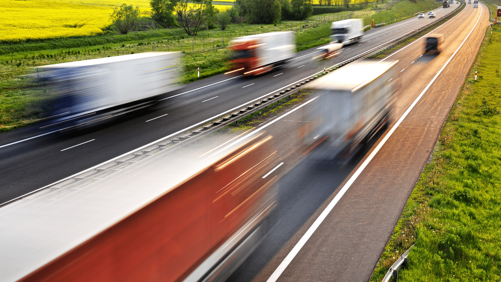 image montrant plusieurs camions roulant sur une voie rapide