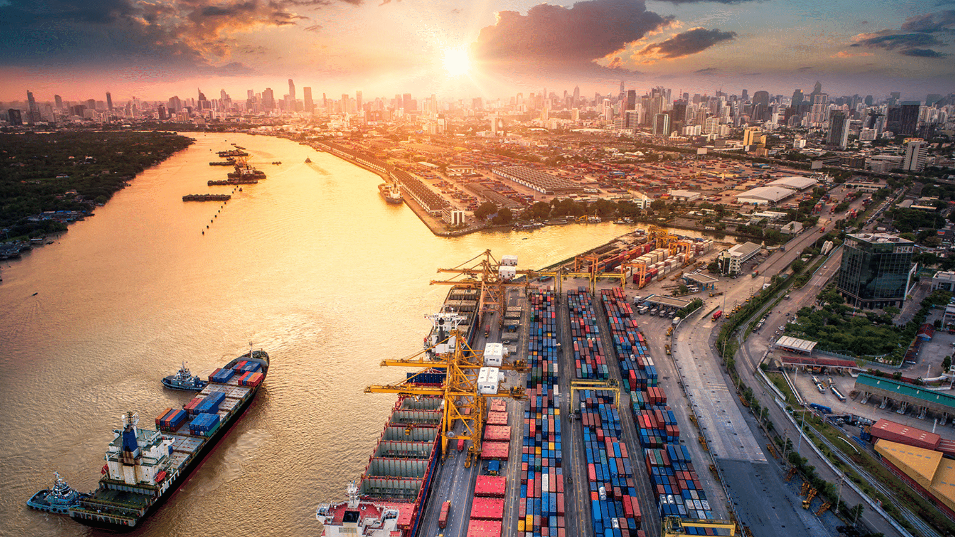 vue aerienne d'un port de marchandises au lever du soleil