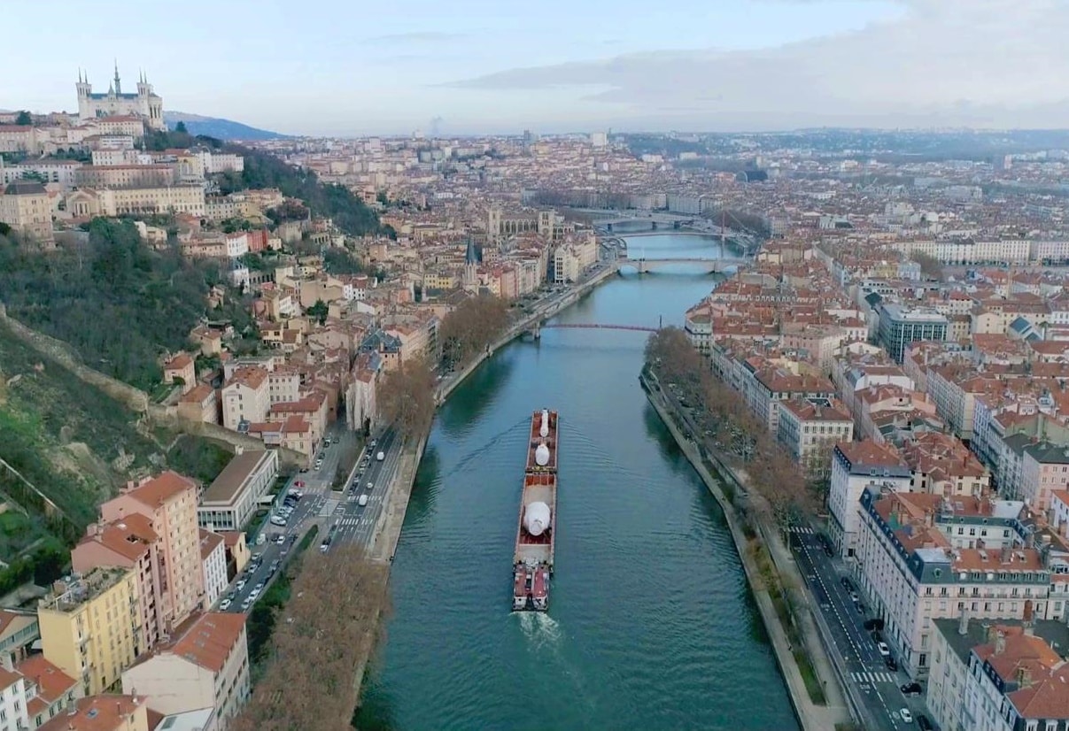 Barge transportant un cristallisoir hors gabarit sur la Saône